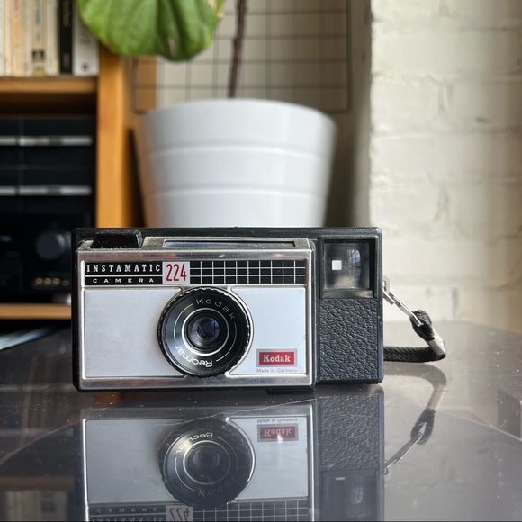 VINTAGE Kodak Instamatic Camera 224 - Picture 2 of 3